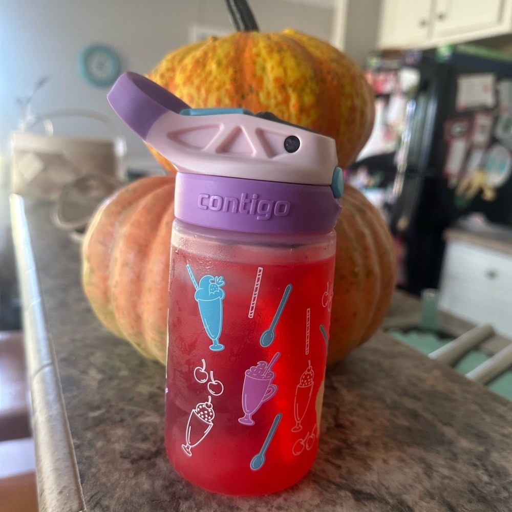 Kids Contigo flip top sports sip cup w/ handle like new! Used maybe 2 or 3 times
